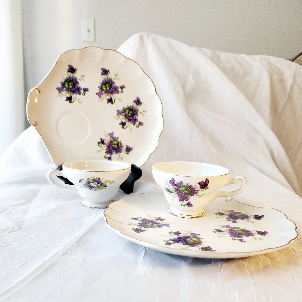 Vintage Set of (2) Purple Violet Fine Porcelain Shell Shaped Plates w. Teacups - Picture 2 of 11